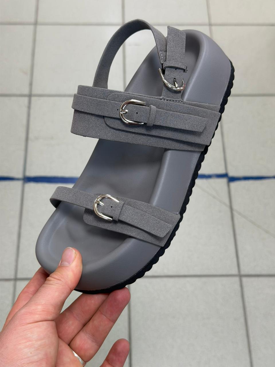 фото женские летние черные сандалии на двух широких straps с металлическими пряжками 488676 оптом