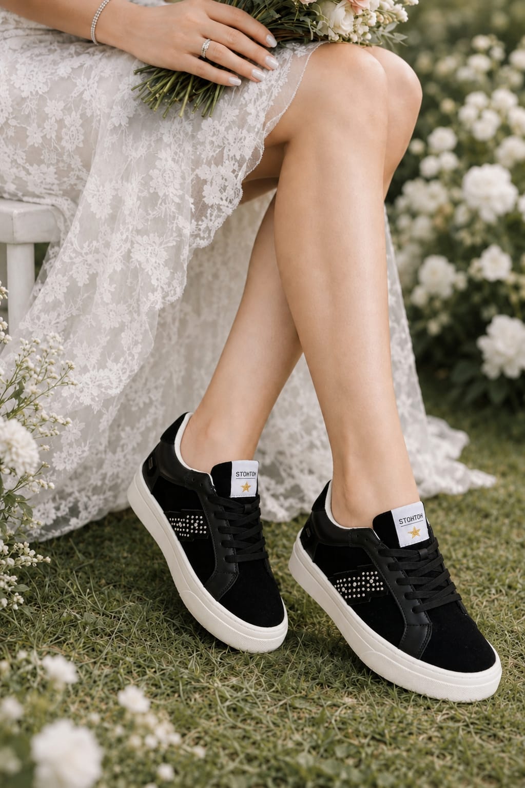 фото женские весенние кроссовки с декоративными заклепками 808577 оптом