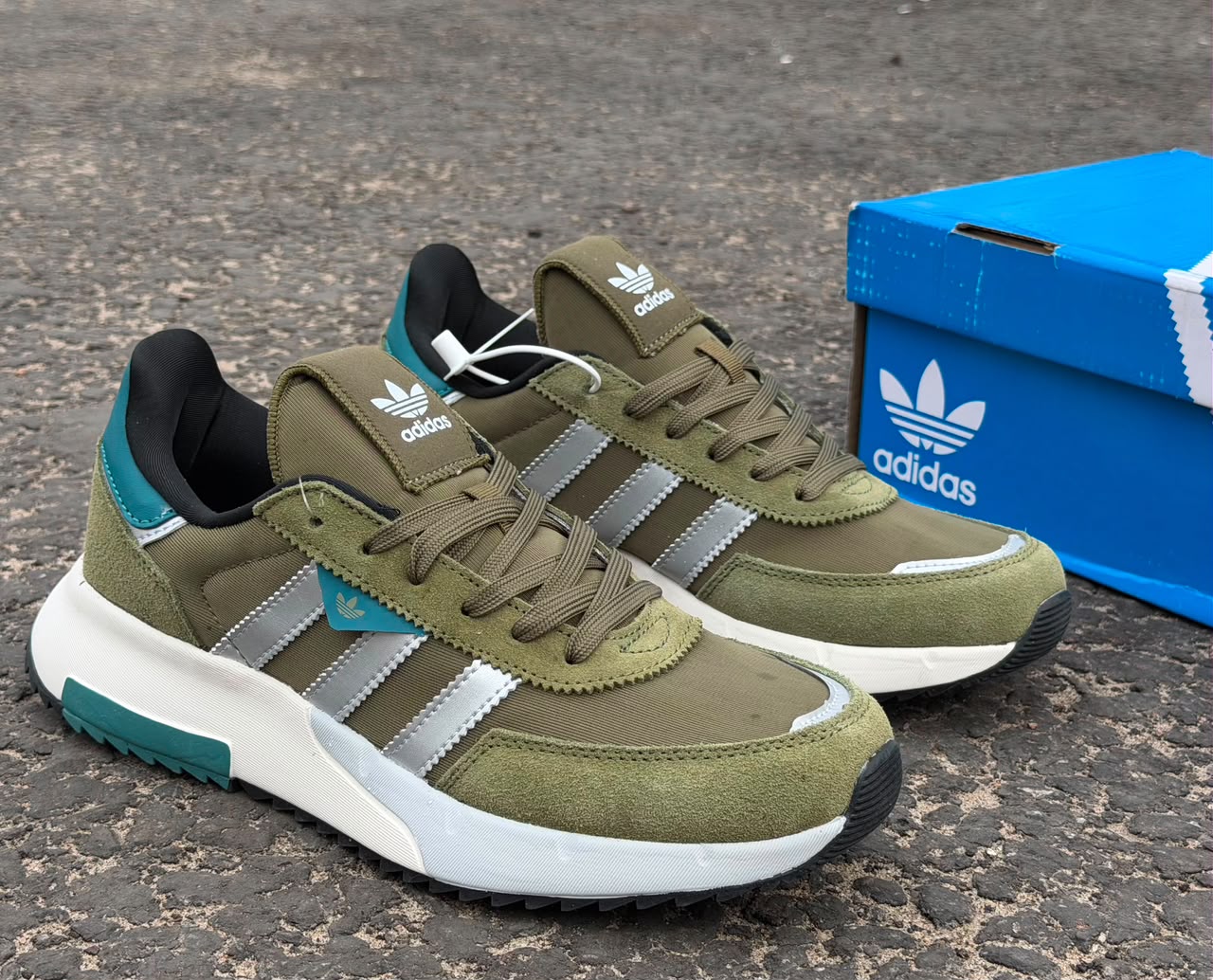 фото мужские кроссовки adidas с комбинированным верхом 508843 оптом