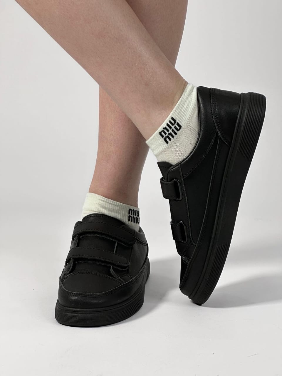 фото женские черные sneakers 676261 оптом