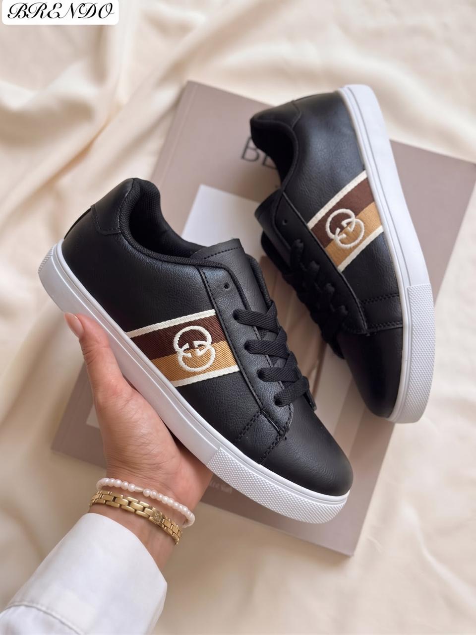 фото женские черные sneakers с белой подошвой и декоративным элементом 621599 оптом