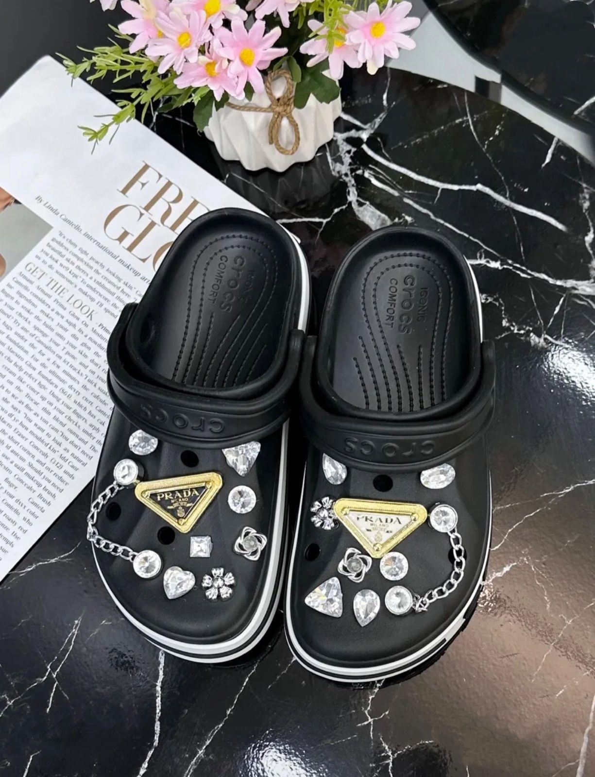 фото женские летние черные crocs с украшениями 555429 оптом