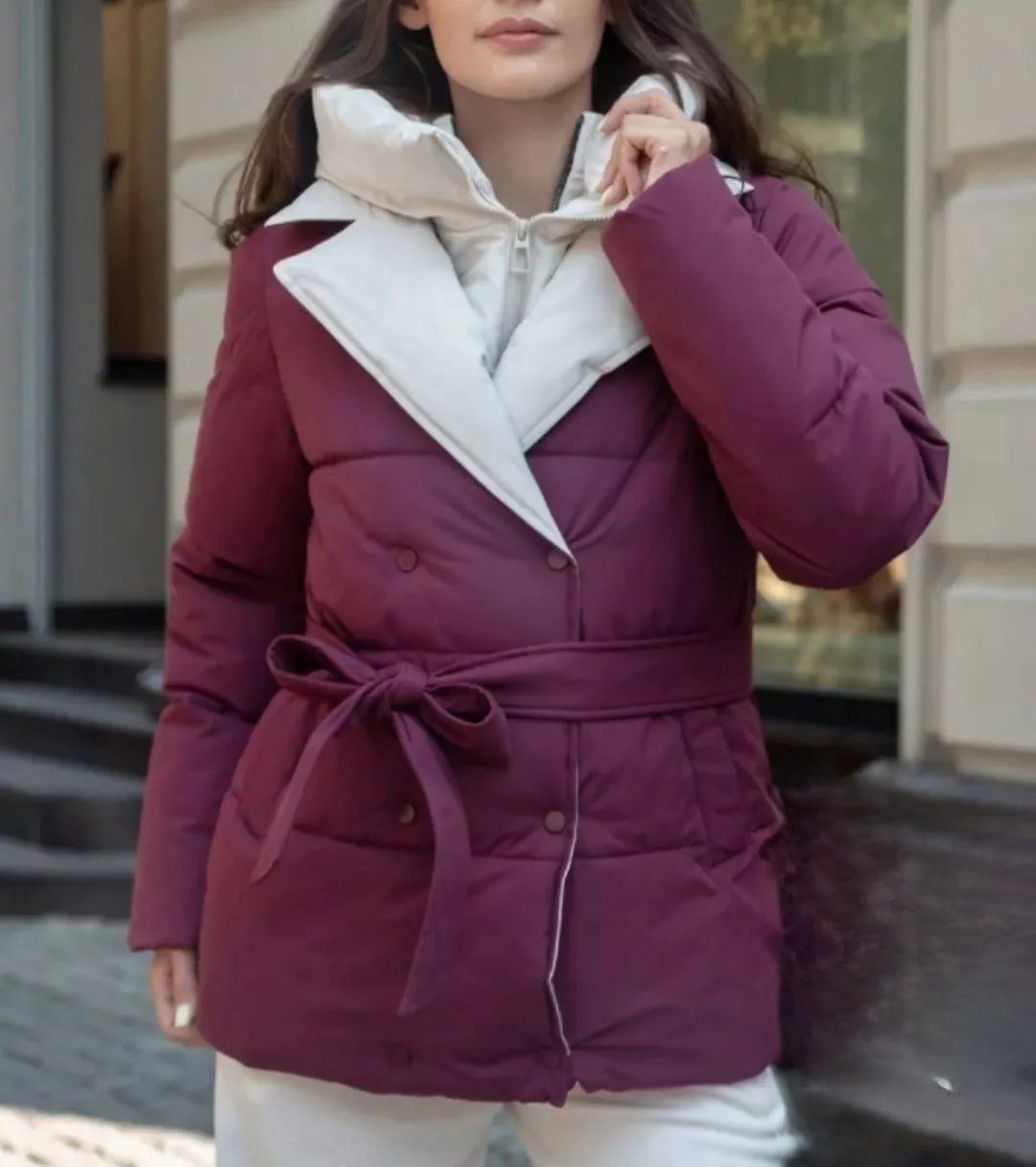 картинка Бордовая утеплённая куртка с поясом — стиль и тепло в одном!  от магазина Одежда+