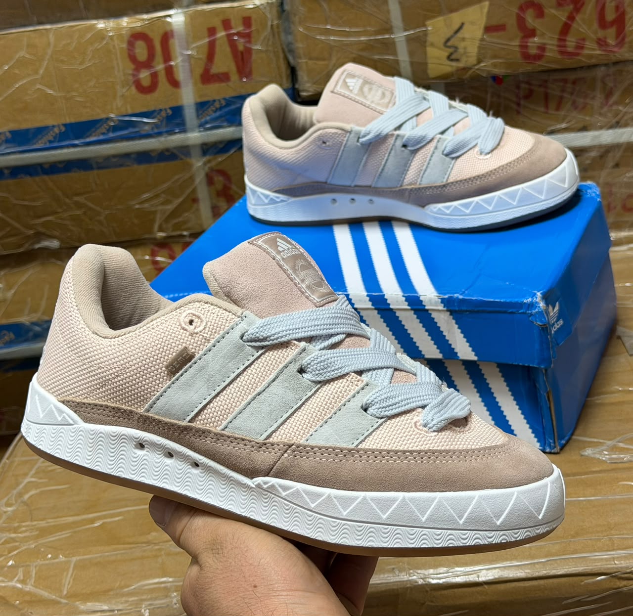 фото мужские кроссовки adidas бежевые с синими акцентами 112339 оптом
