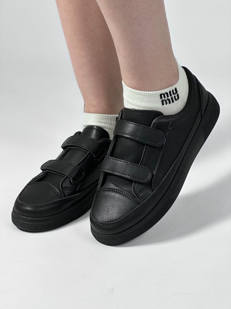 фото женские черные sneakers 581337 оптом