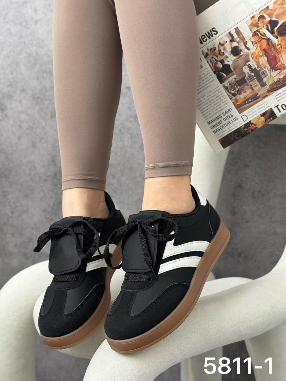 фото Женские черные кроссовки с белыми полосами 291337 оптом на лето для мужчин