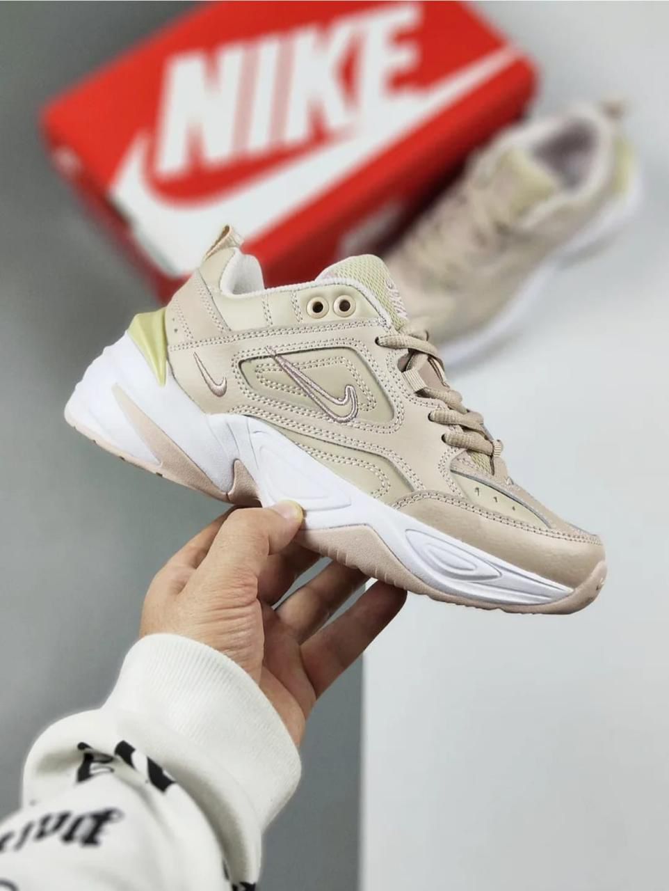 фото женские бежевые кроссовки nike 828430 оптом