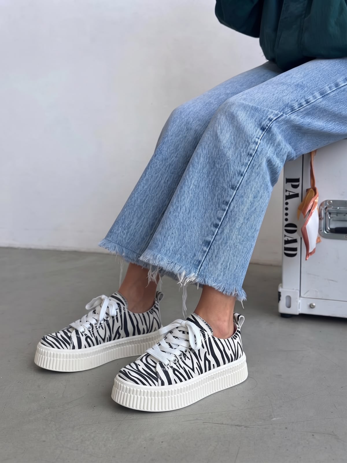фото женские весенние кроссовки с zebra-печатным дизайном 981373 оптом