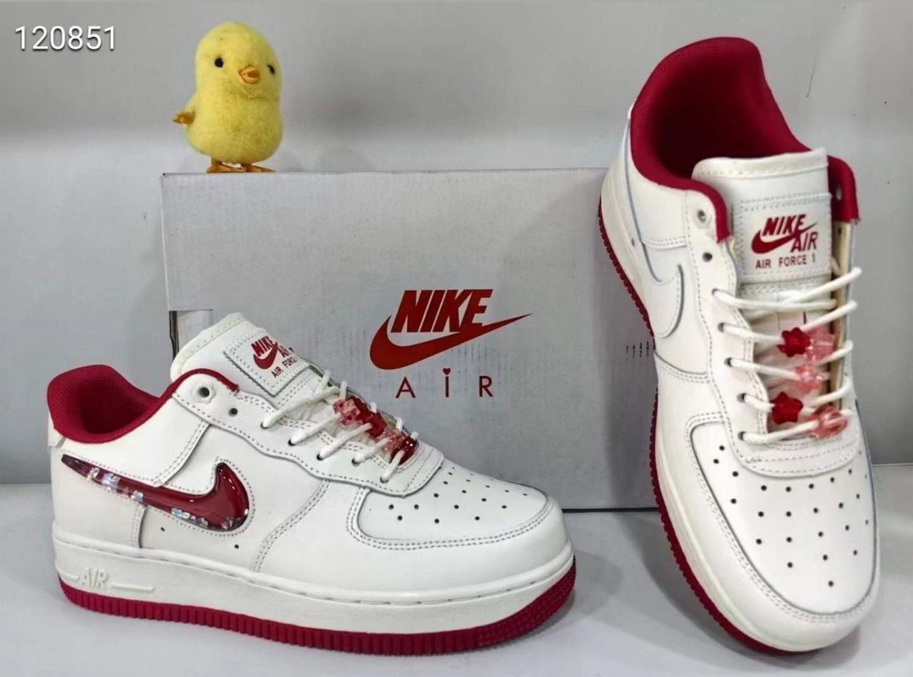 фото женские белые кроссовки с красными акцентами 500742 оптом