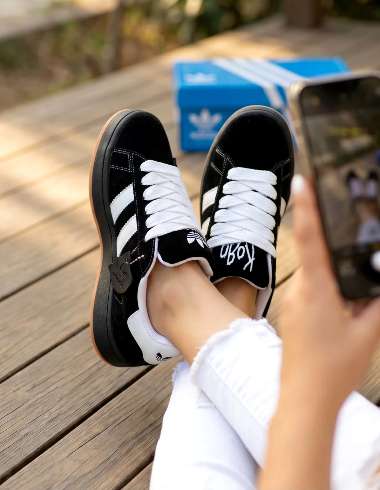 фото женские черные кроссовки с белыми полосками 789864 оптом
