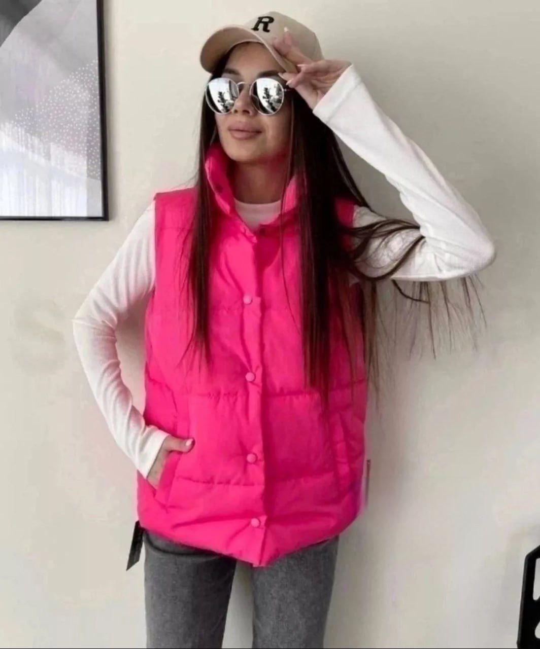 картинка Утеплённый жилет ярко-розового цвета от магазина Одежда+