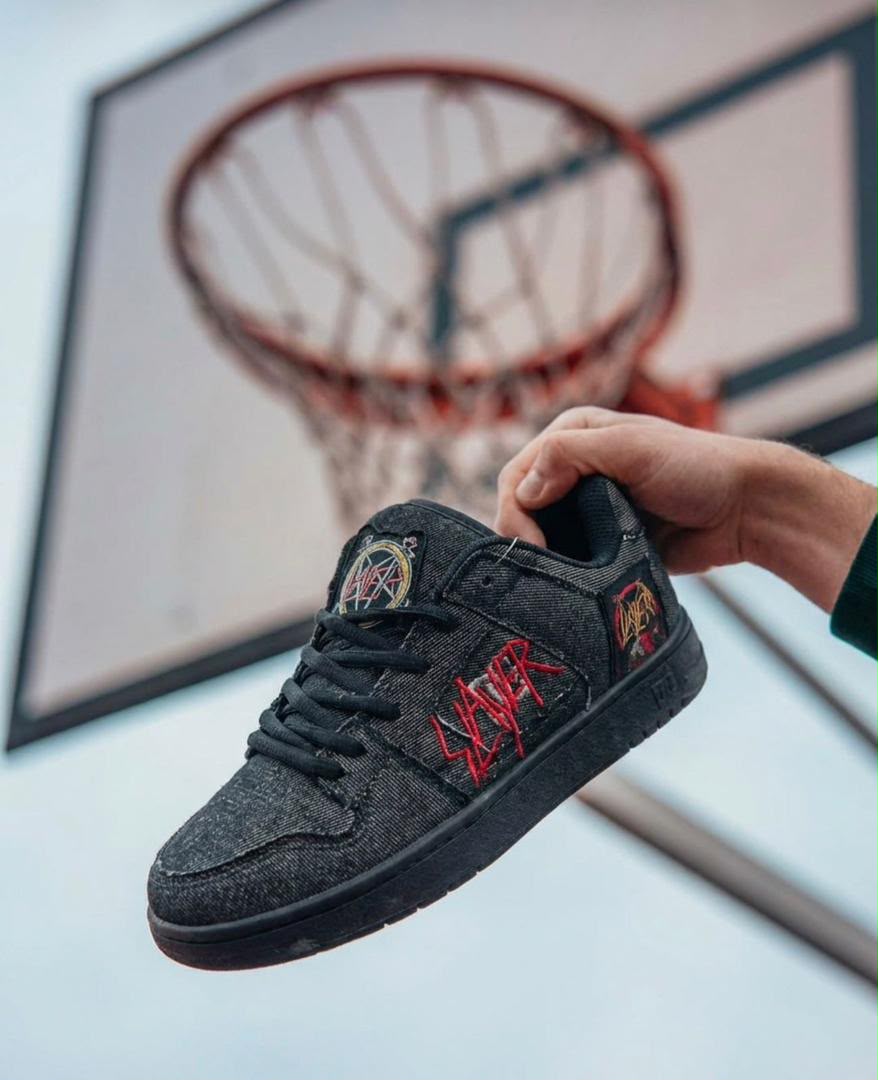 фото мужские кроссовки с декоративными нашивками 609168 оптом