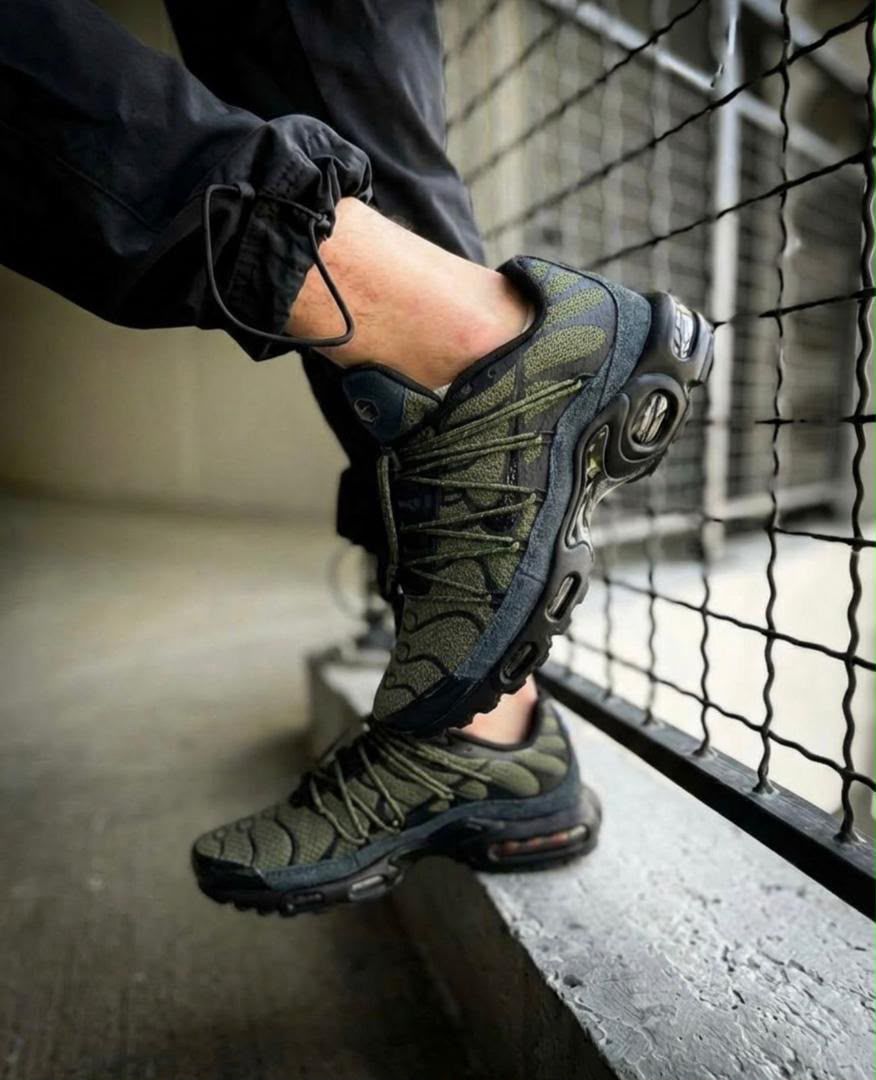 фото мужские осенние кроссовки с рельефной подошвой 254801 оптом