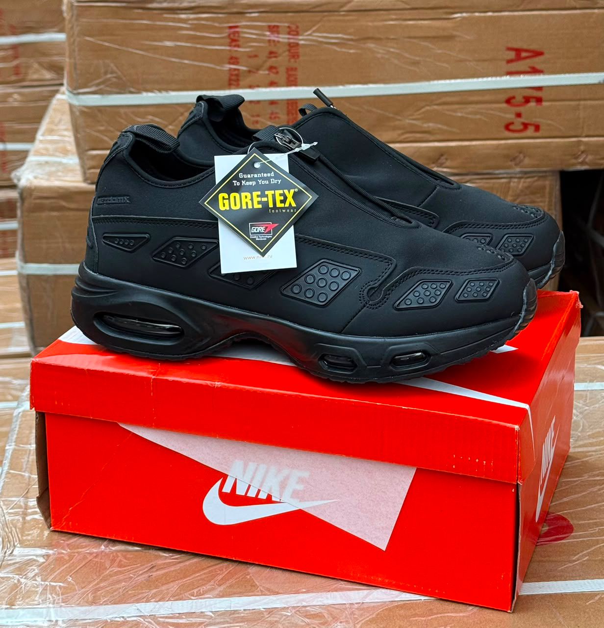 фото мужские осенние кроссовки с технологией gore-tex 823089 оптом