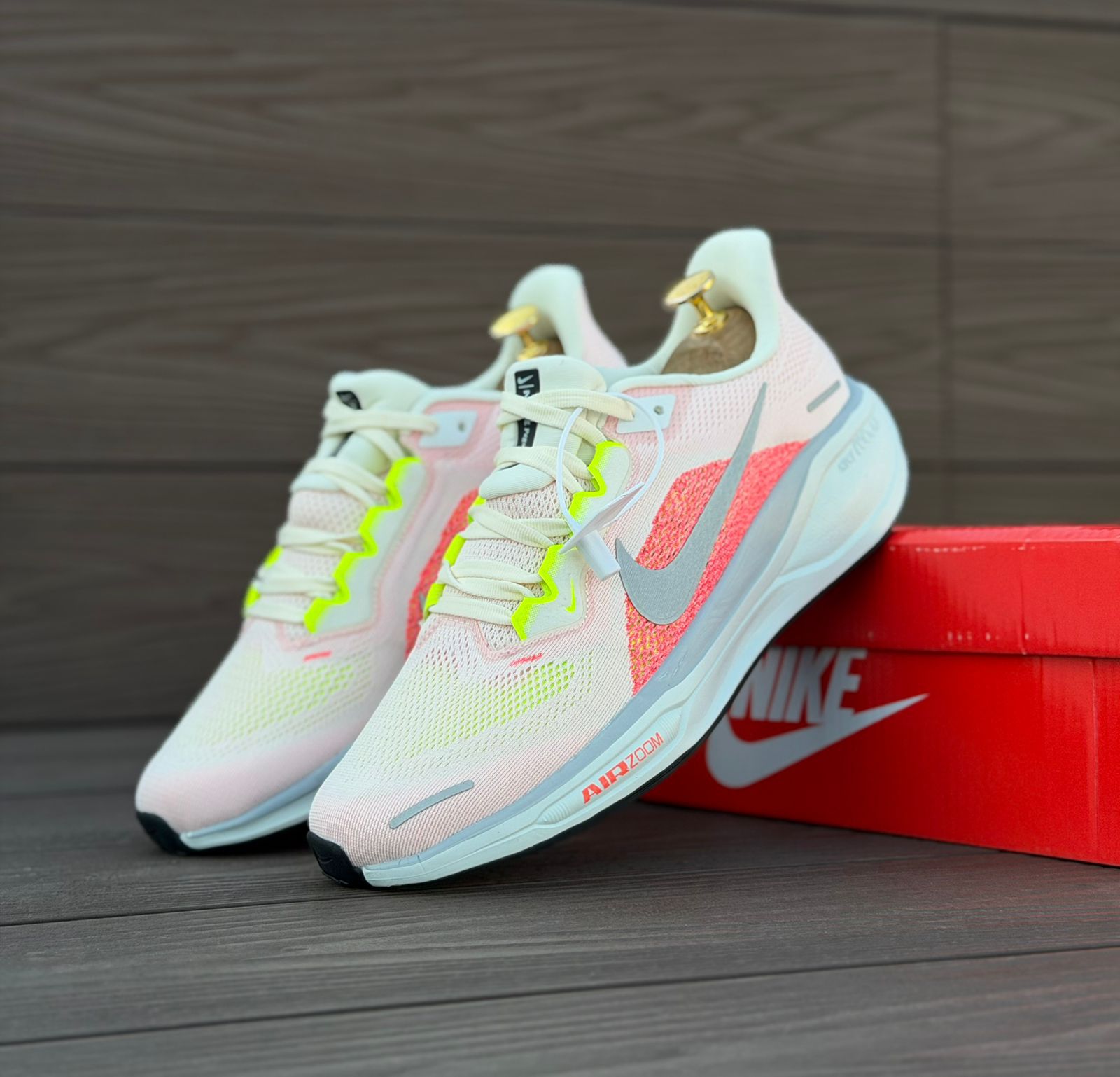 фото Мужские весенние кроссовки с яркими акцентами 911855 оптом с доставкой