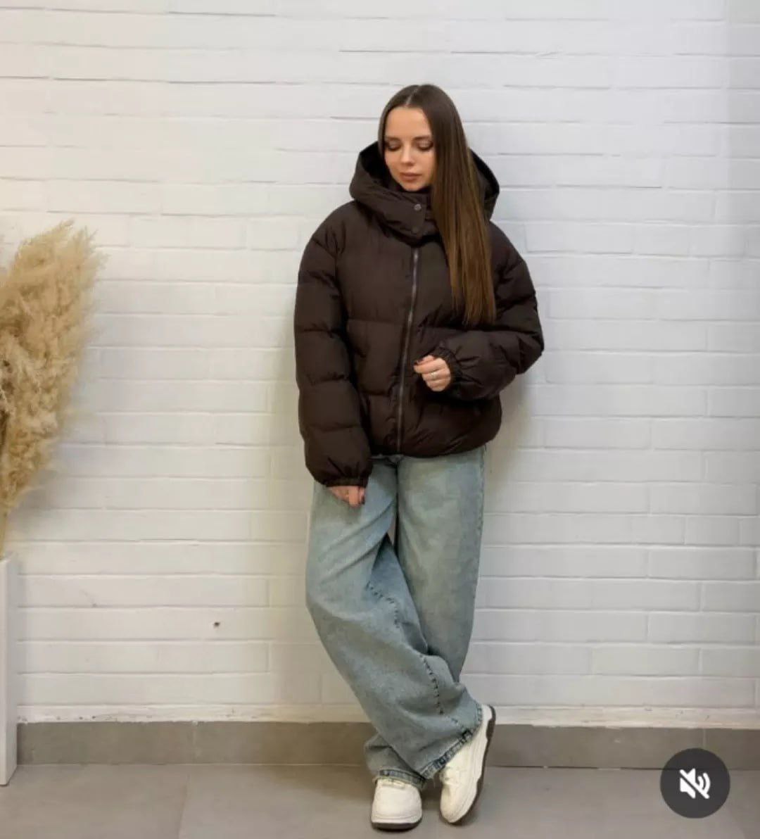 картинка Шоколадная зимняя куртка с поясом и капюшоном — тепло и стиль в одном!  от магазина Одежда+