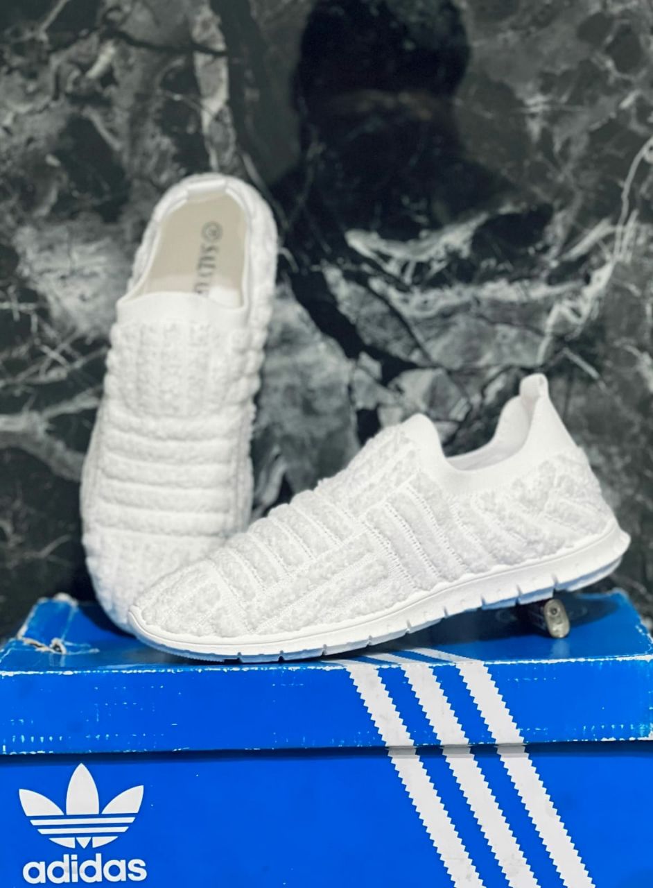 фото весенние женские кроссовки оптом