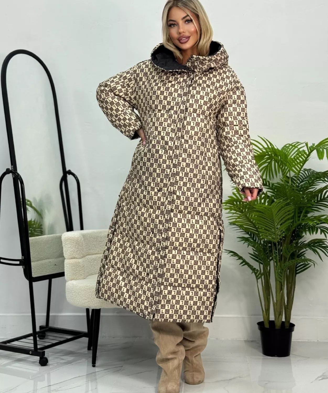 картинка Длинное пуховое пальто с оригинальным принтом от магазина Одежда+