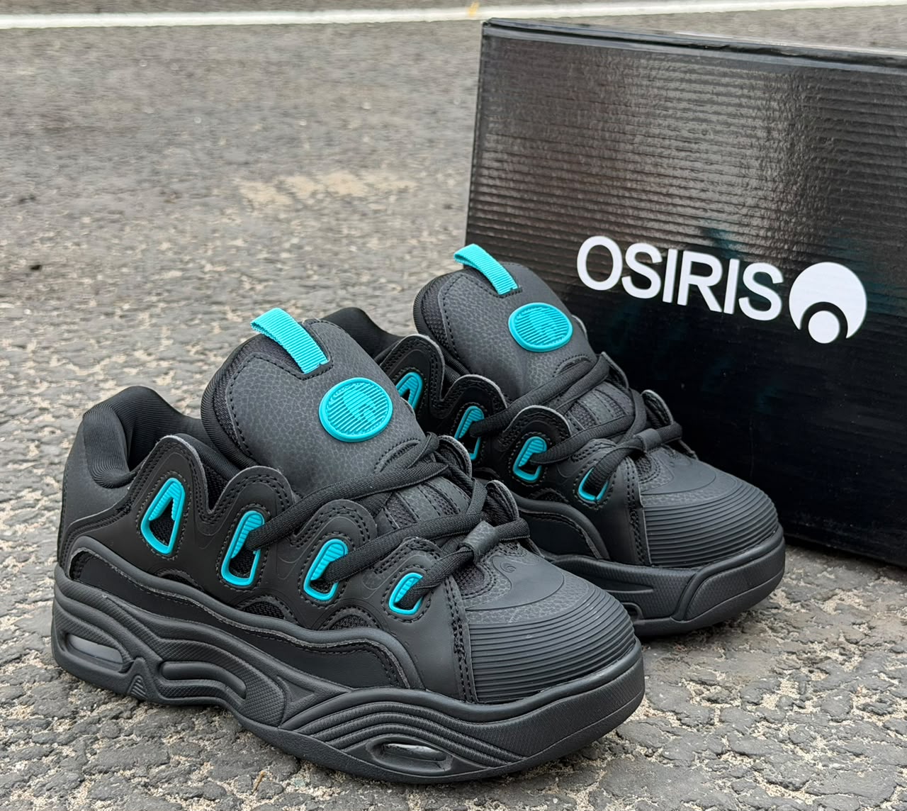 фото детские черные кроссовки osiris с синими акцентами 360624 оптом