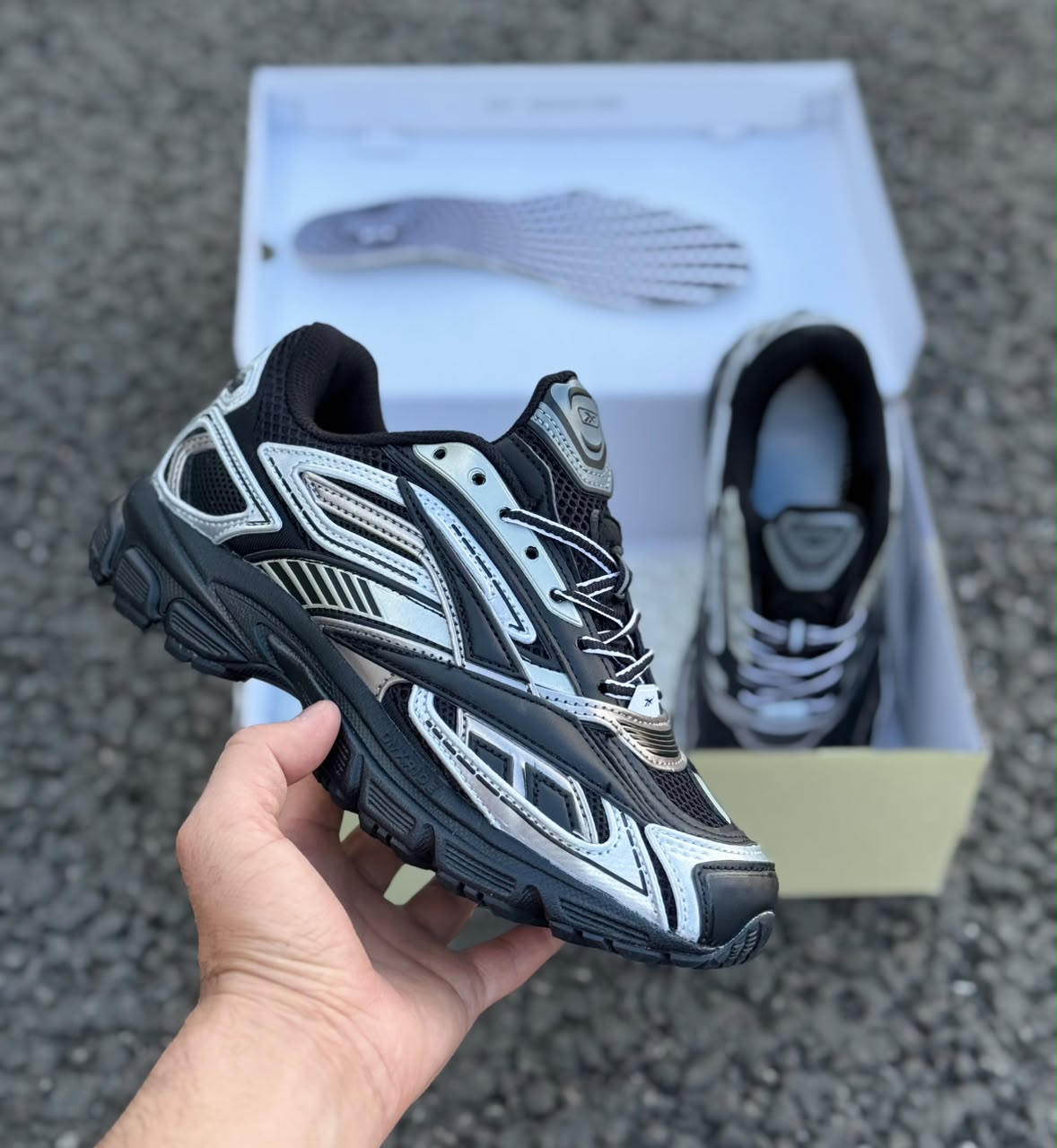 фото женские весенние кроссовки reebok с яркой цветовой палитрой 450286 оптом