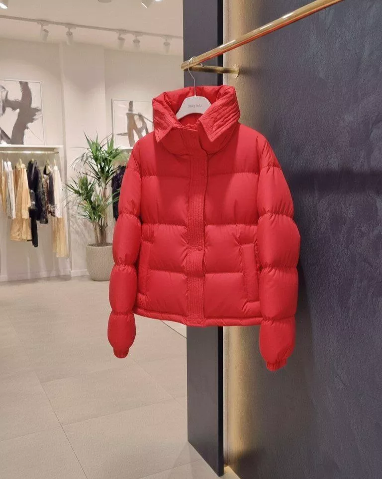 картинка Яркий красный пуховик с высоким воротником от магазина Одежда+