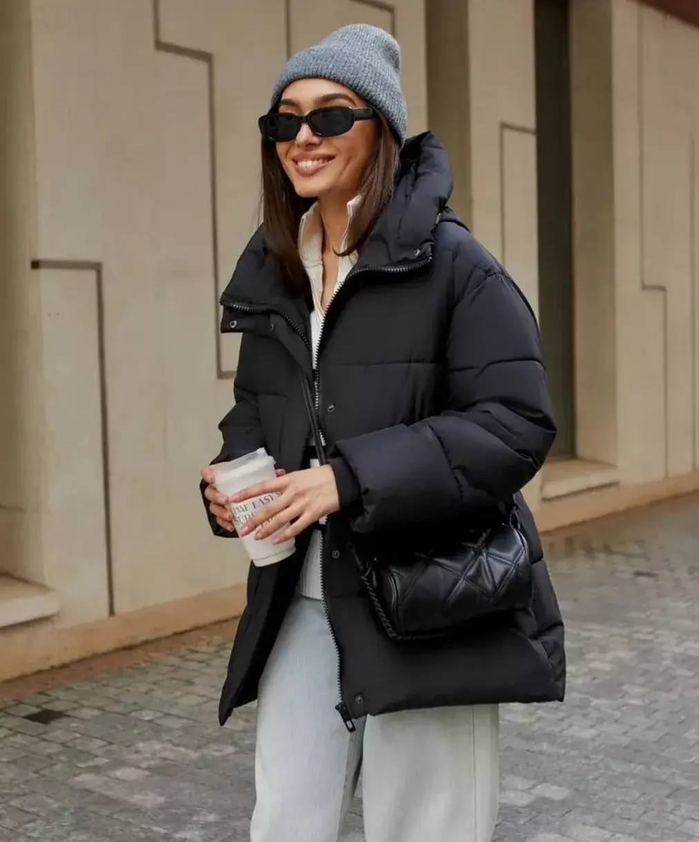 картинка Тёплая зимняя куртка с капюшоном и поясом от магазина Одежда+