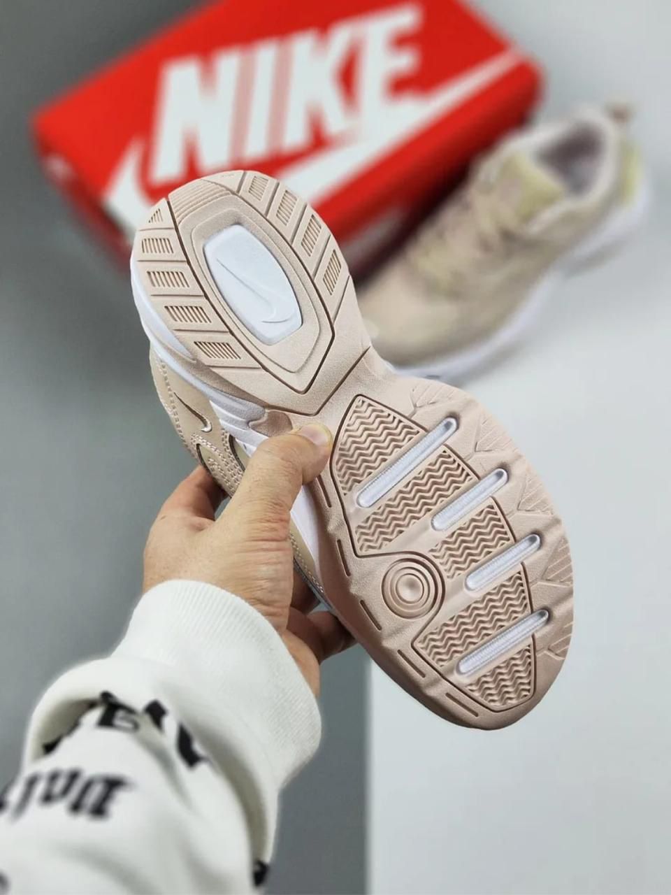 фото женские бежевые кроссовки nike 828430 оптом