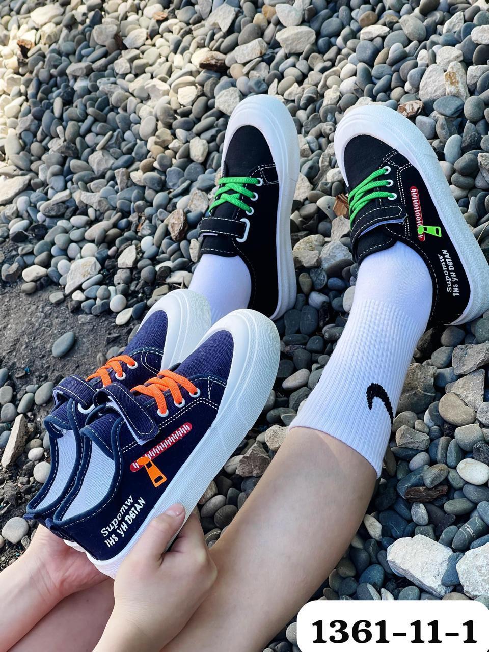 фото детские черные sneakers с белыми акцентами 706840 оптом