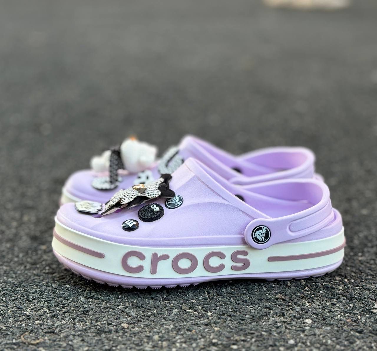 фото женские летние шлепки crocs с милыми украшениями 282674 оптом