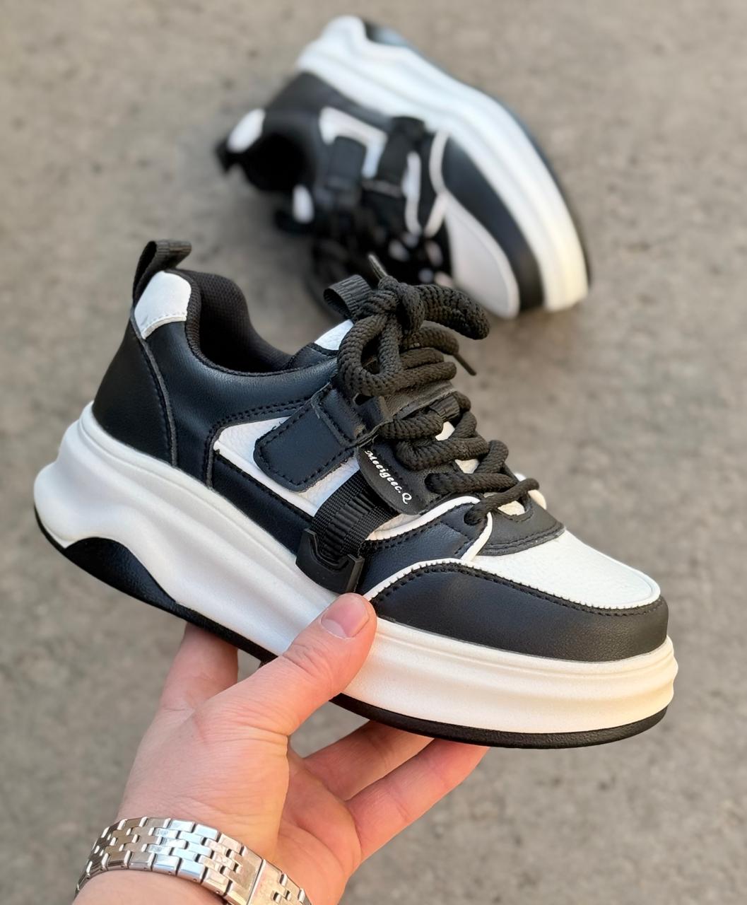 фото Женские черные и белые кроссовки с толстой подошвой 970430 оптом на лето для мужчин