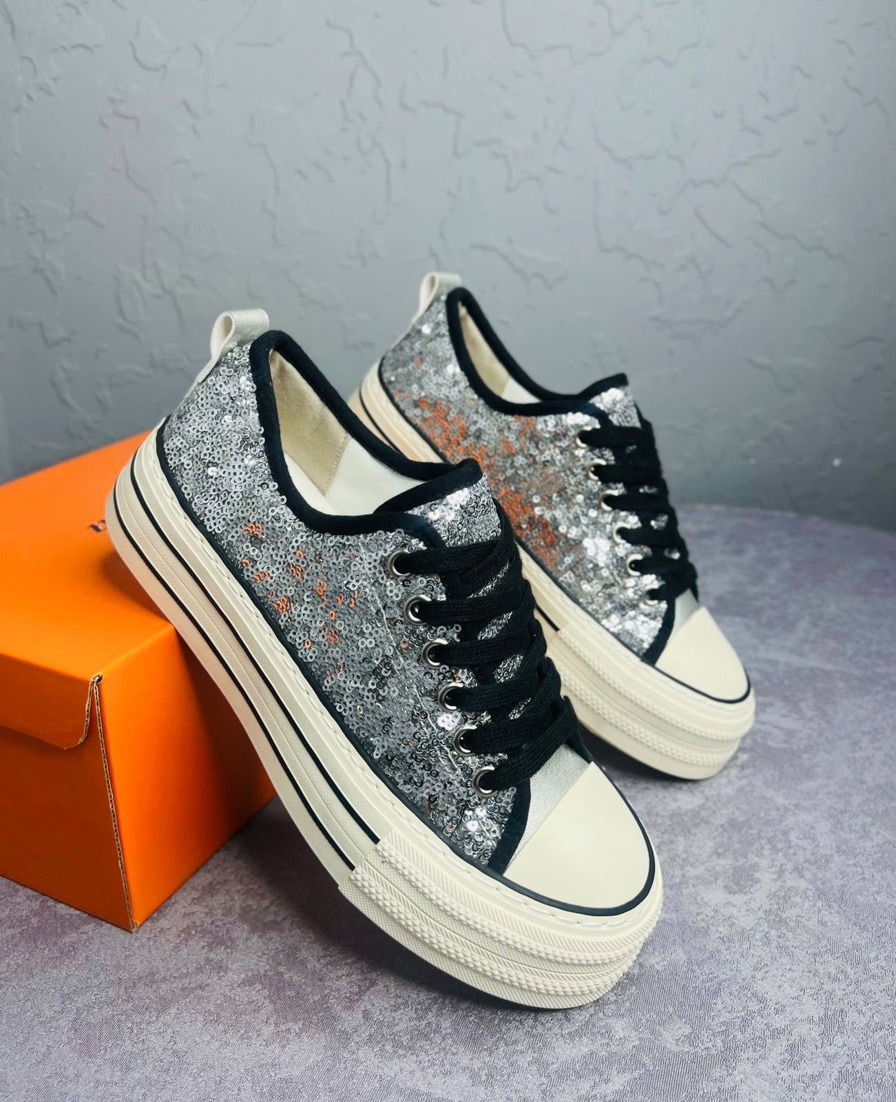 фото женские весенние кроссовки с glitter-эффектом 691291 оптом