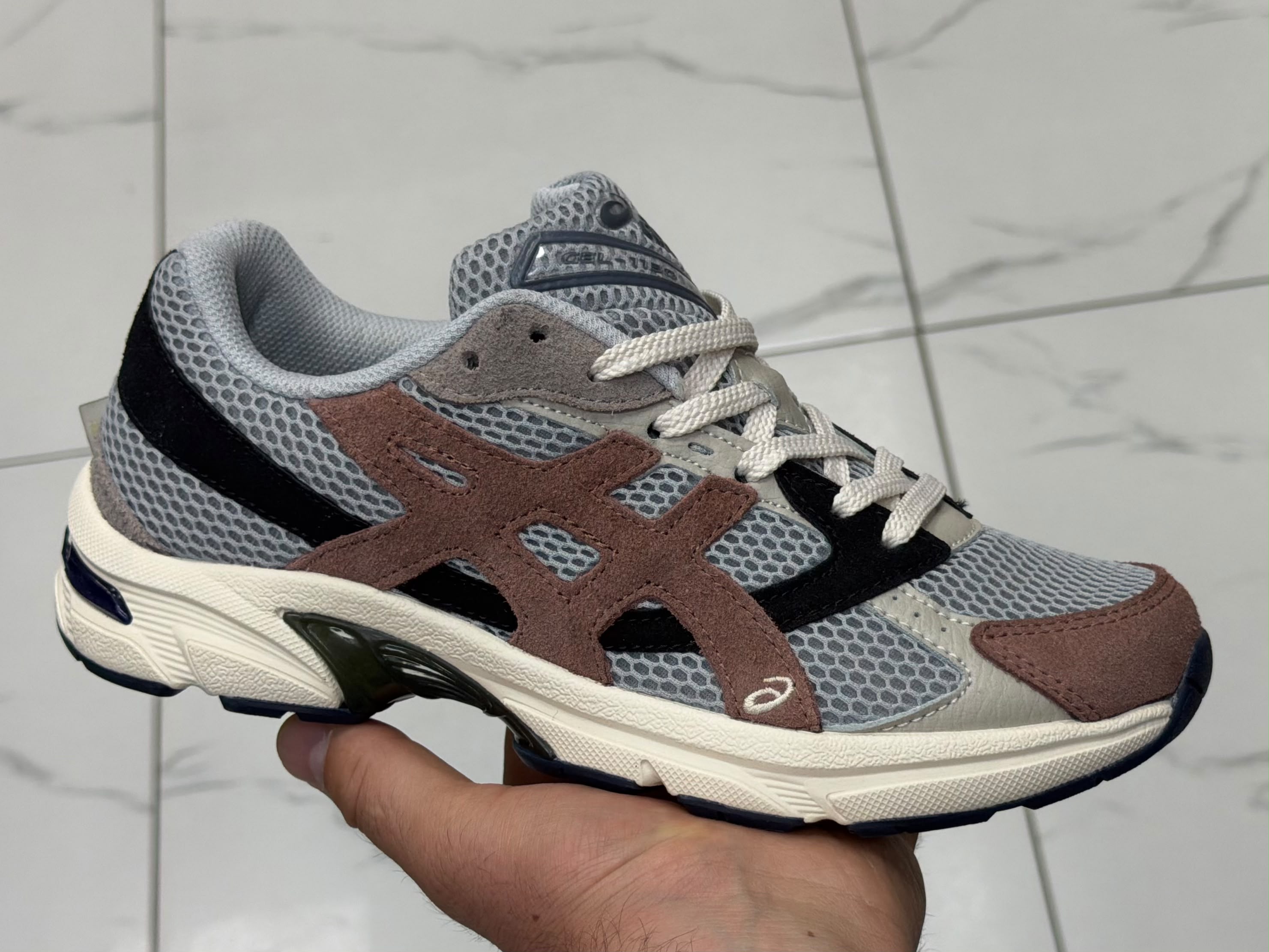 фото мужские осенние кроссовки asics в ретро стиле 297449 оптом