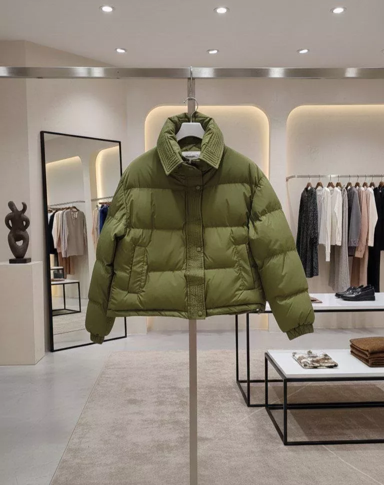 картинка Яркий пуховик с высоким воротником от магазина Одежда+