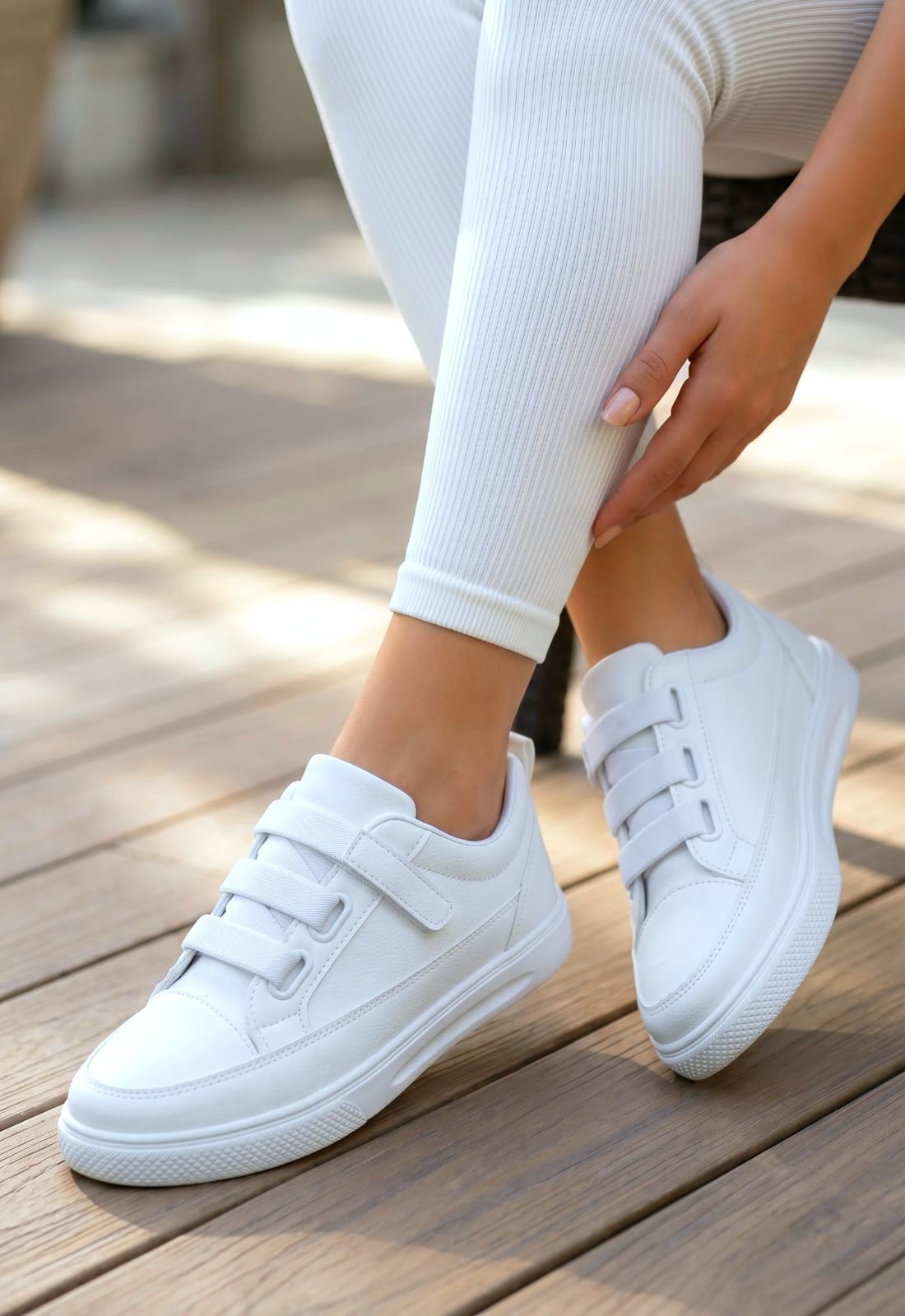 фото женские белые sneakers 997955 оптом