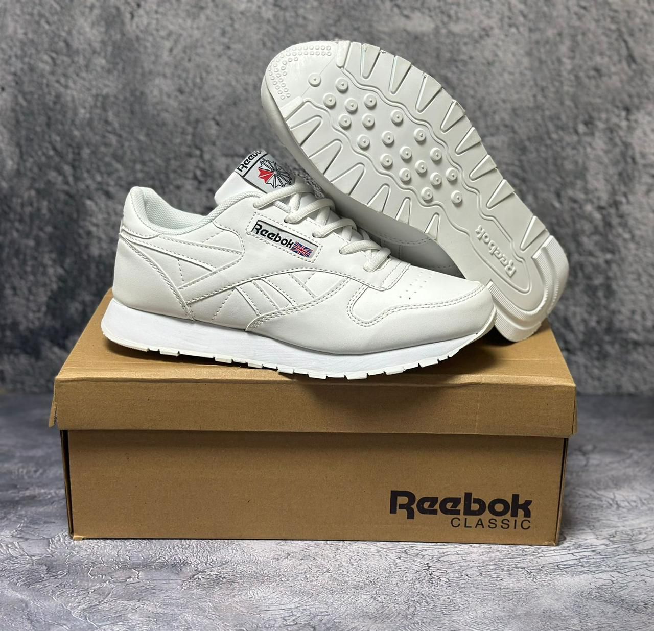 фото Женские белые кроссовки Reebok 400921 оптом на лето для мужчин