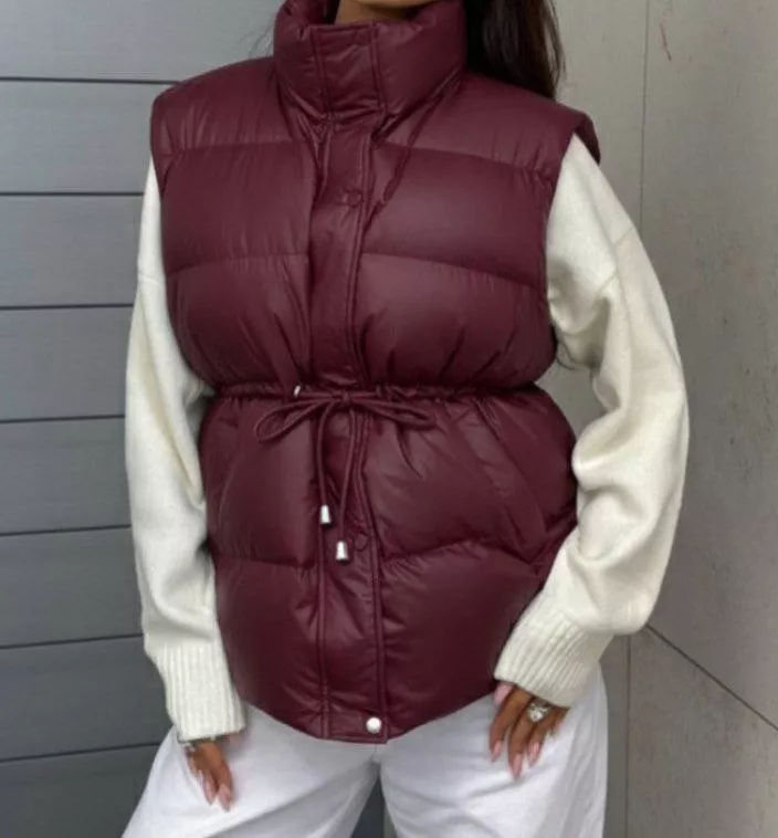 картинка Утеплённый бордовый жилет с поясом от магазина Одежда+