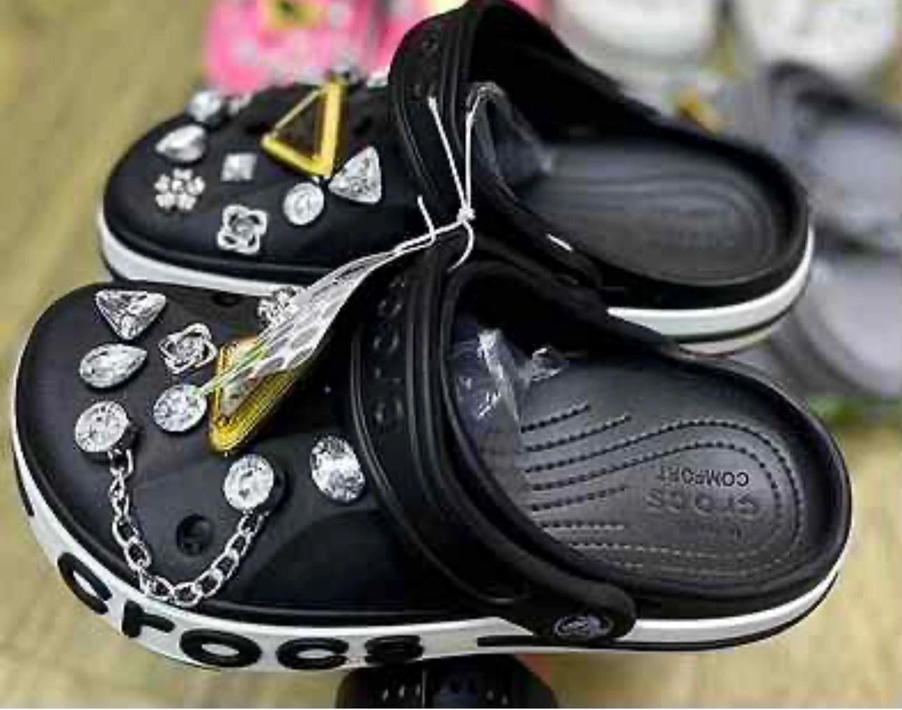 фото женские летние черные crocs с украшениями 105151 оптом