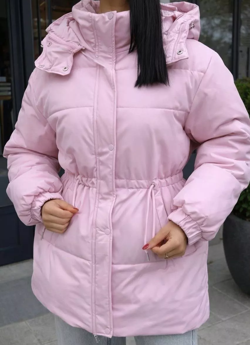 картинка Розовая утеплённая куртка с капюшоном от магазина Одежда+