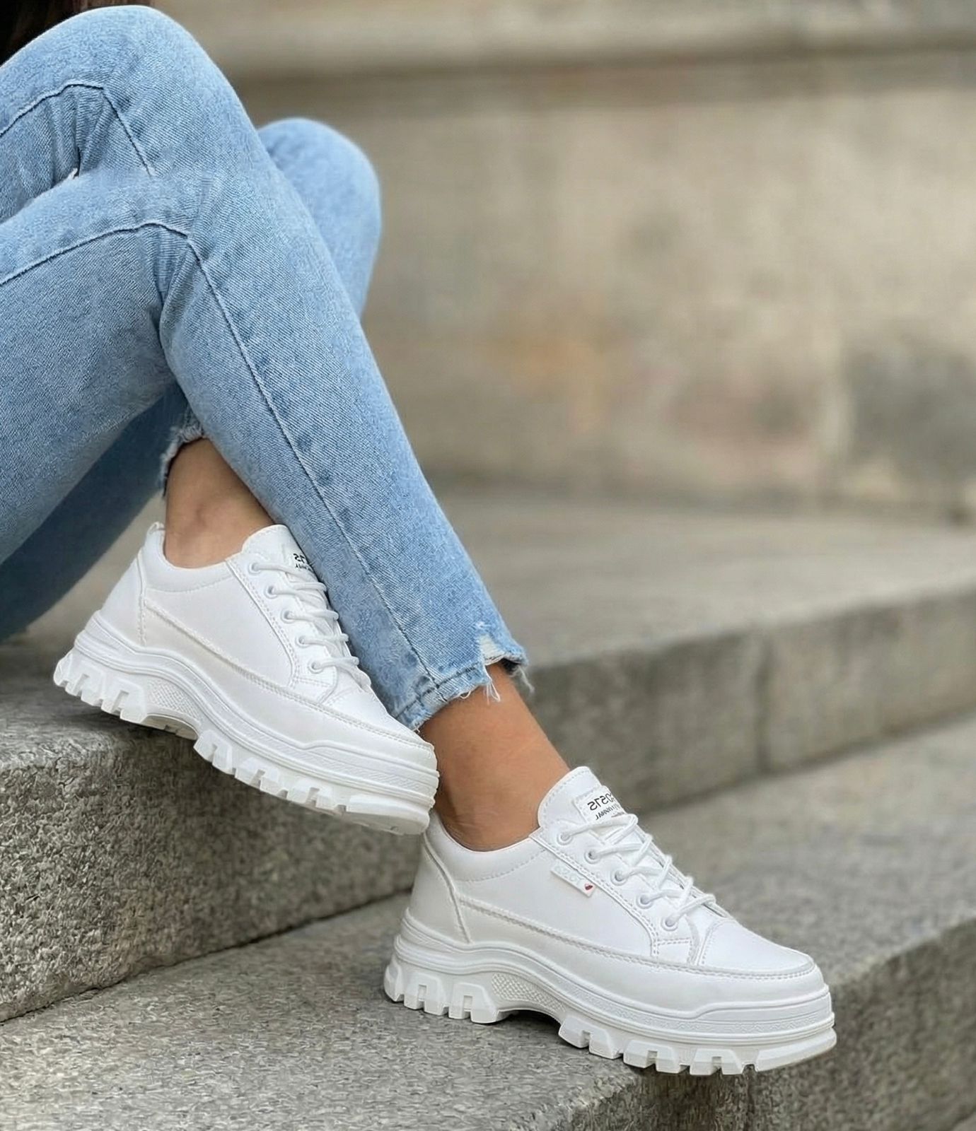 фото женские весенние кроссовки с толстой подошвой 583949 оптом