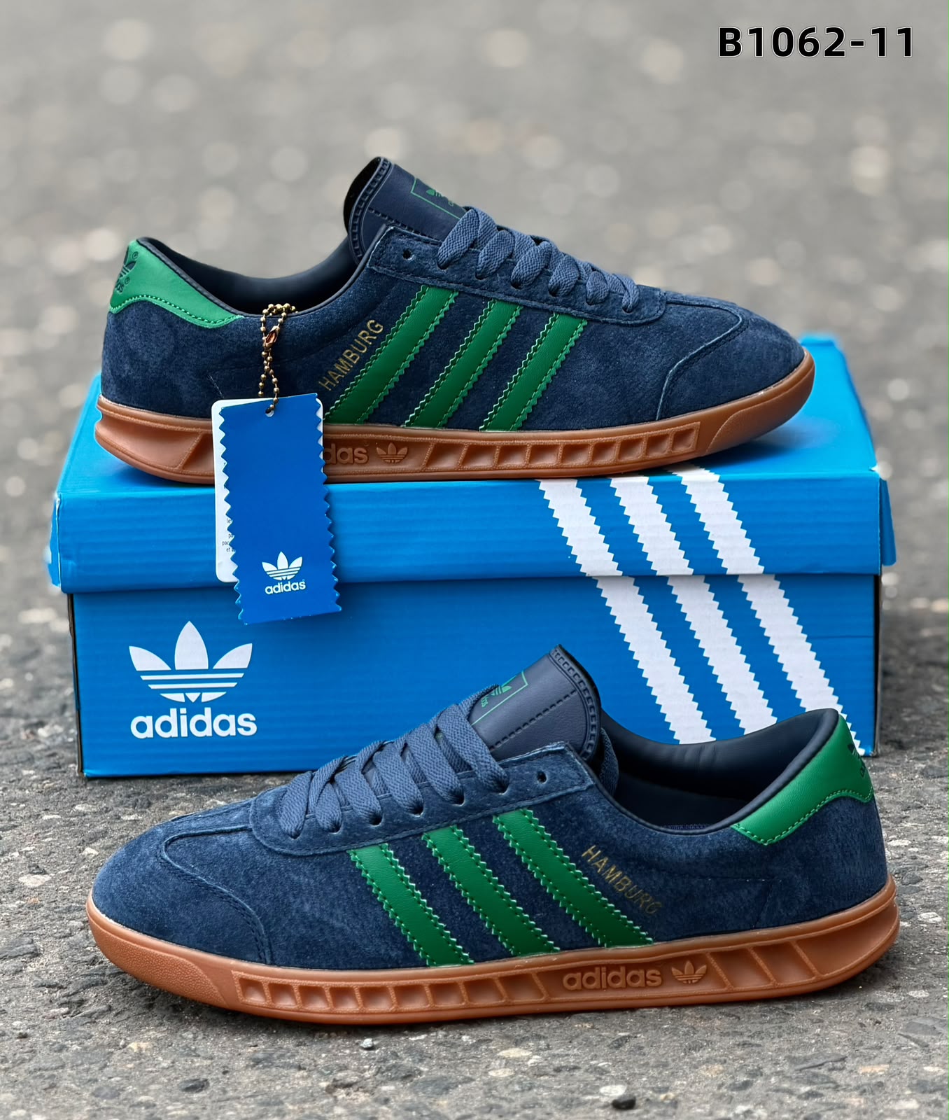 фото женские осенние кроссовки adidas hamburg с зелеными полосками 219531 оптом