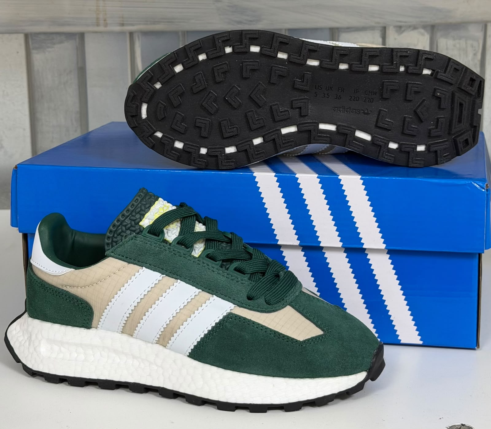 фото женские весенние кроссовки adidas с разноцветным дизайном 398542 оптом