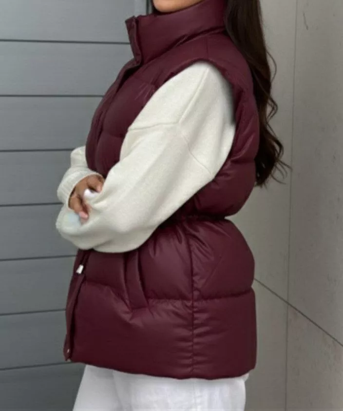 картинка Утеплённый бордовый жилет с поясом от магазина Одежда+