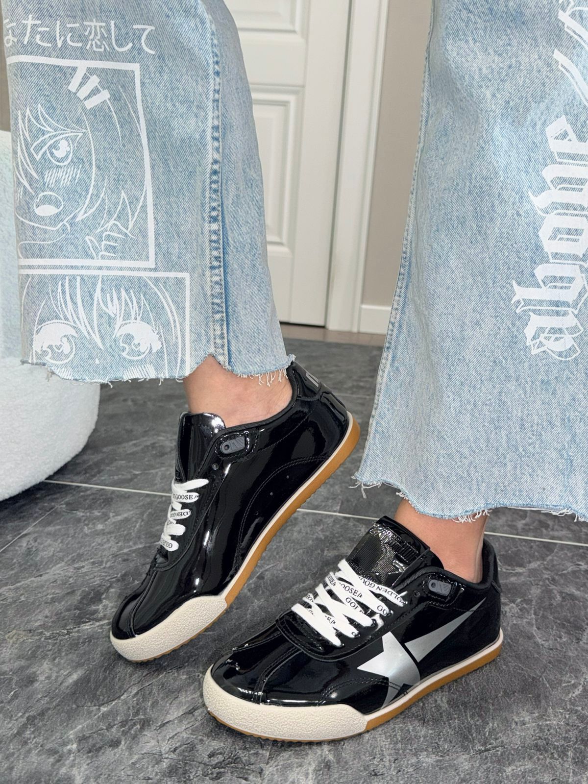фото женские черные sneakers с белыми шнурками 785448 оптом