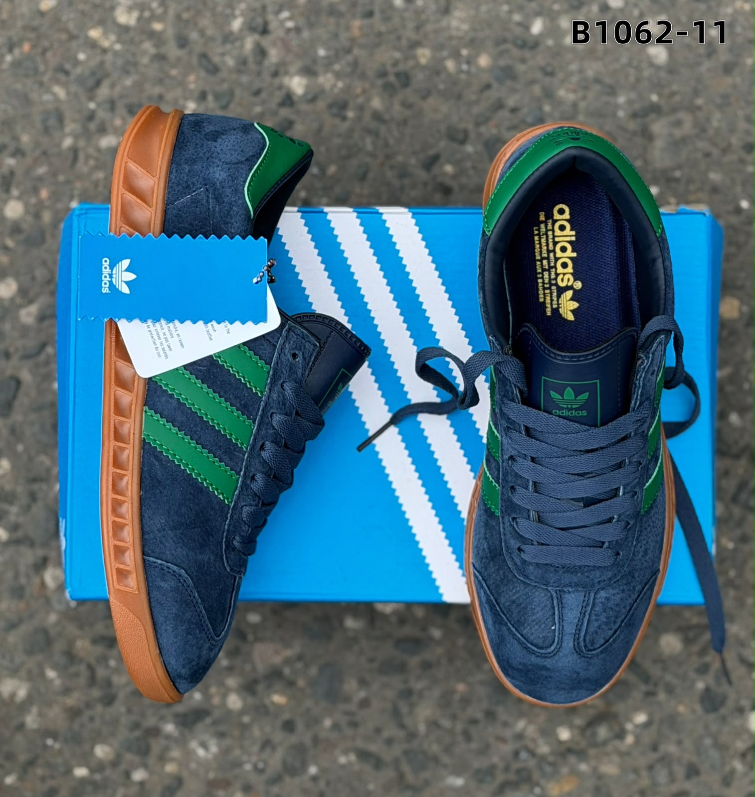 фото женские осенние кроссовки adidas hamburg с зелеными полосками 219531 оптом