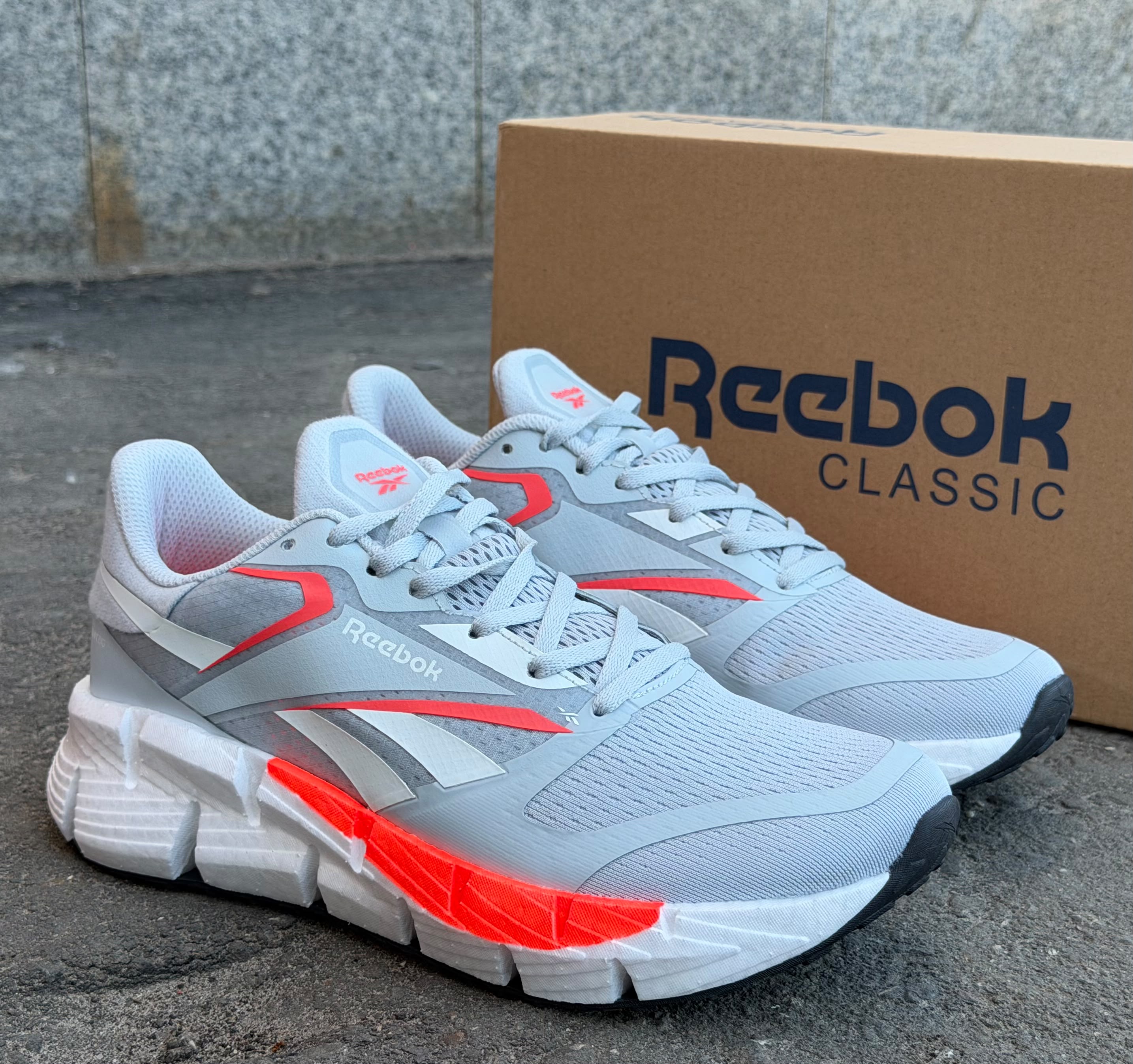 фото мужские осенние кроссовки reebok с ярким дизайном 529851 оптом