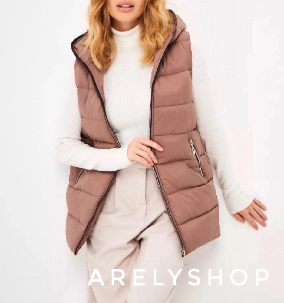 картинка Удлинённый стёганый жилет с капюшоном от магазина Одежда+