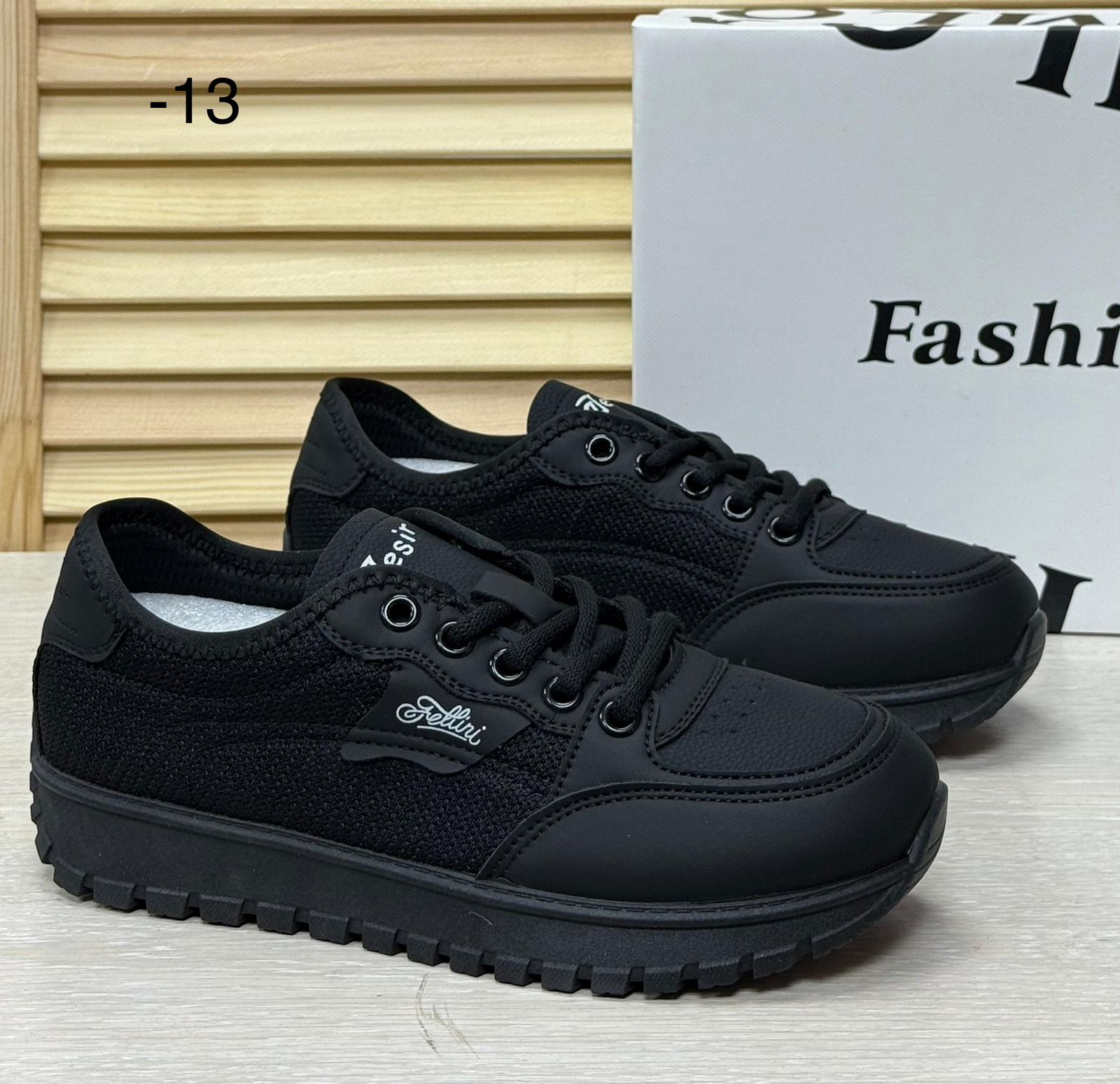 фото женские белые кроссовки с текстильной отделкой 755769 оптом