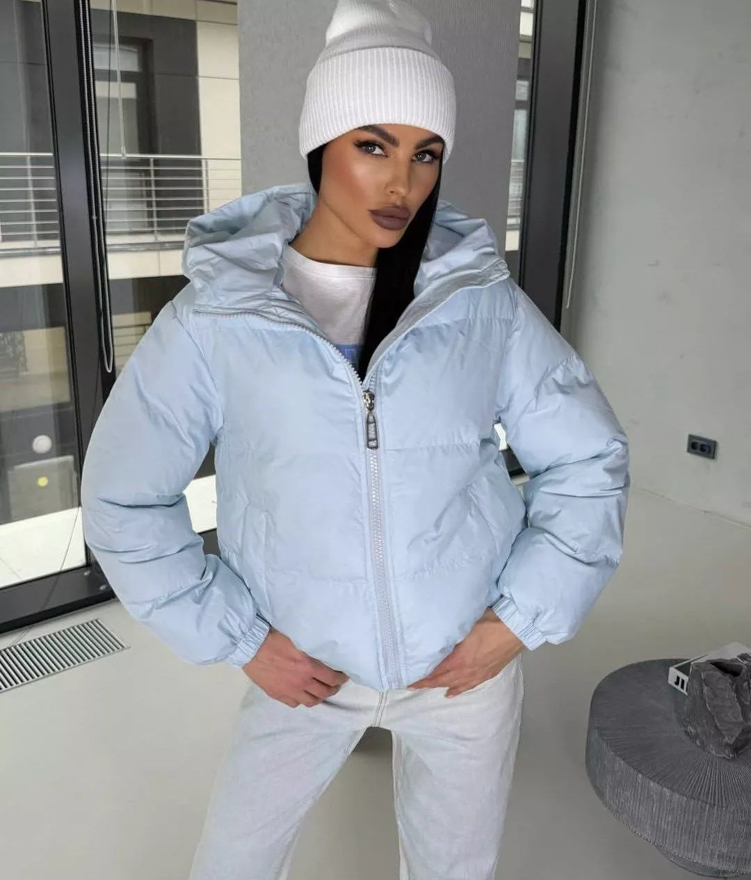 картинка Лёгкая голубая дутая куртка с капюшоном от магазина Одежда+