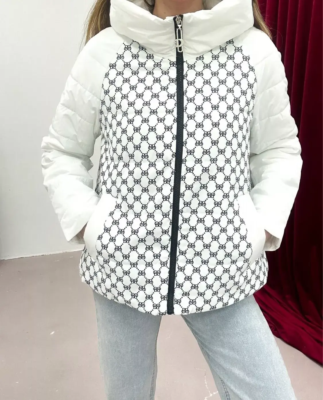 картинка Стильная женская куртка с геометрическим принтом от магазина Одежда+