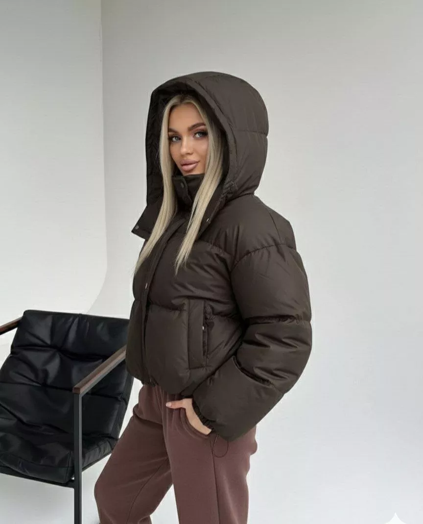 картинка Утеплённая куртка с капюшоном в глубоком коричневом оттенке от магазина Одежда+